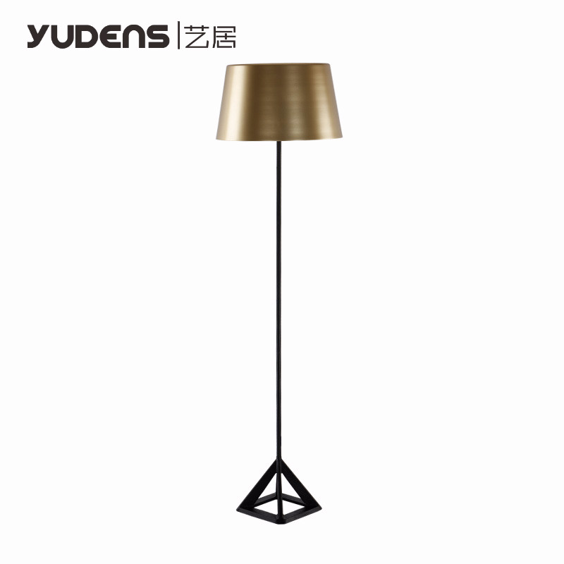 后現代風三角金色樣板間落地燈