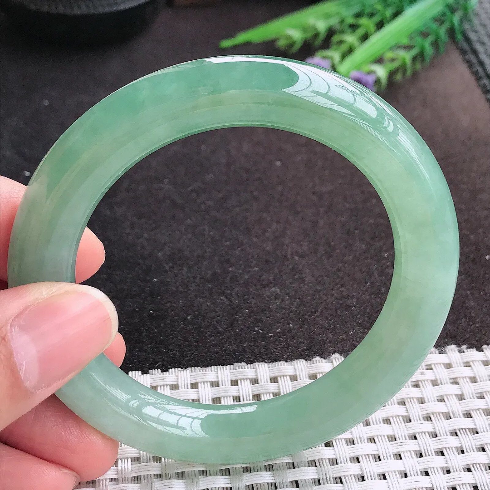 缅甸A货翡翠55/10.8/11老坑冰胶果冻冰晴满绿圆条手镯玉镯