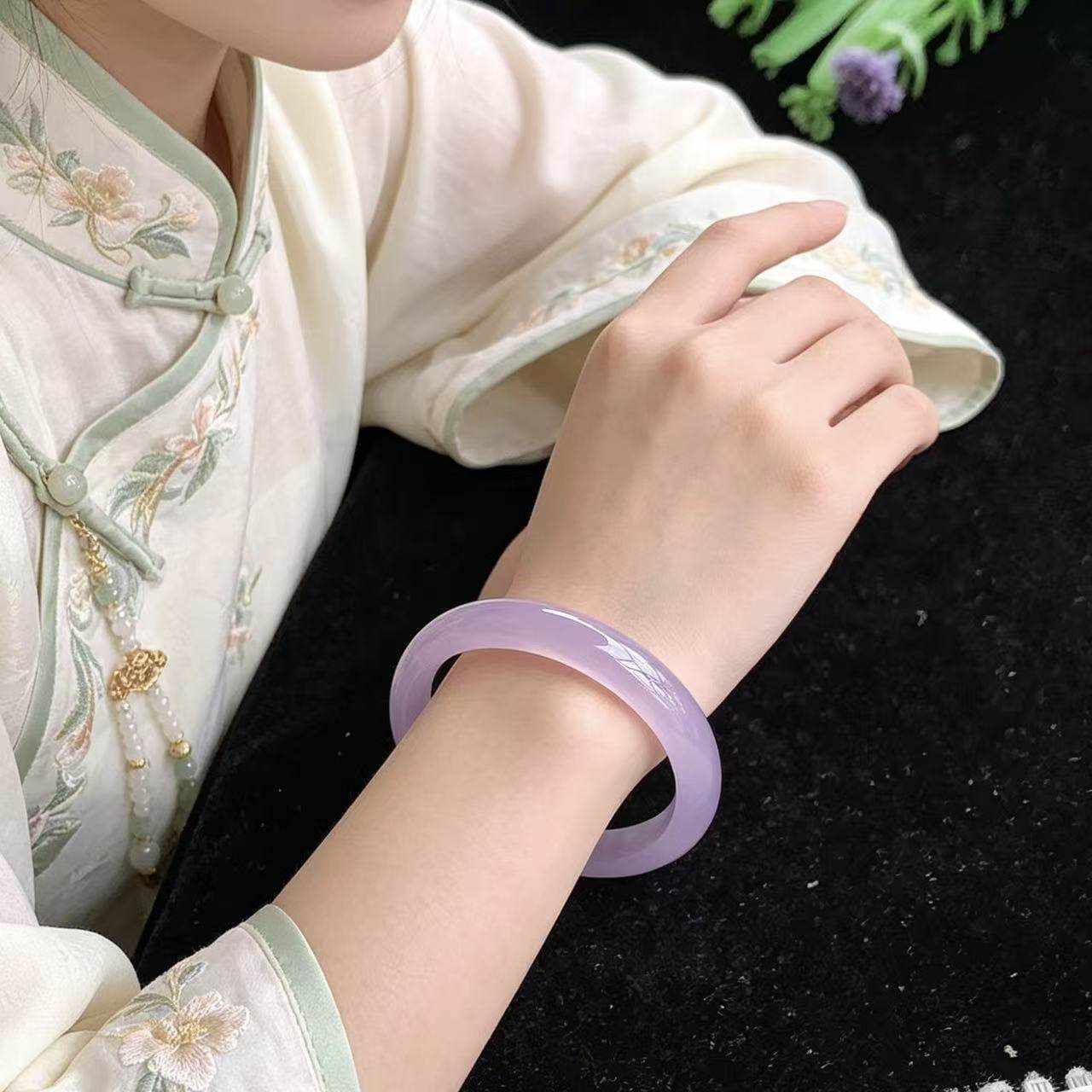 天然冰种玉髓玛瑙手镯紫罗兰