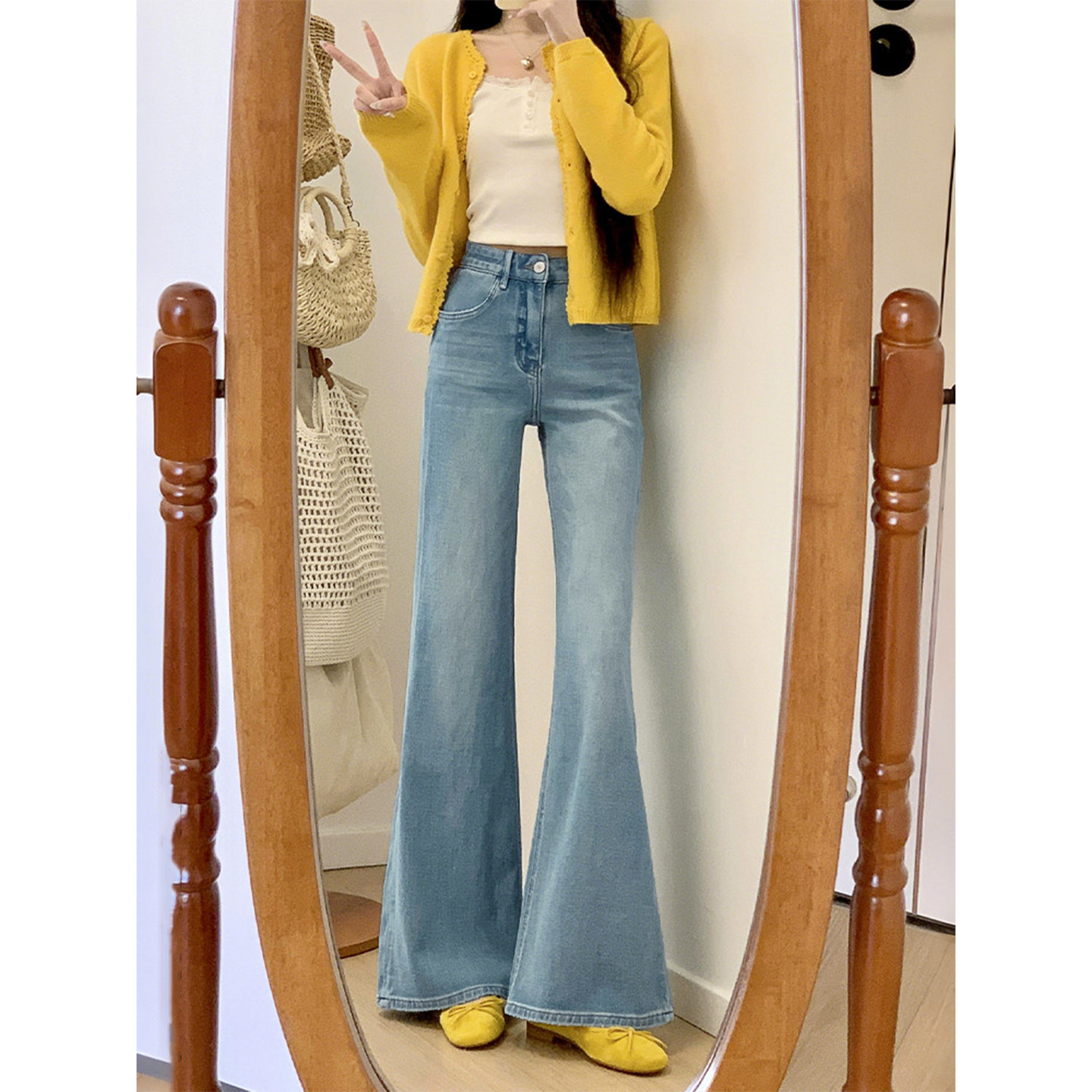 高腰显瘦浅色微喇牛仔裤女春秋2026新款大码宽松休闲阔腿裤女时尚
