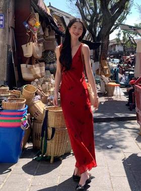 超好看红色吊带v领连衣裙2025新款女夏季收腰包高个子版本