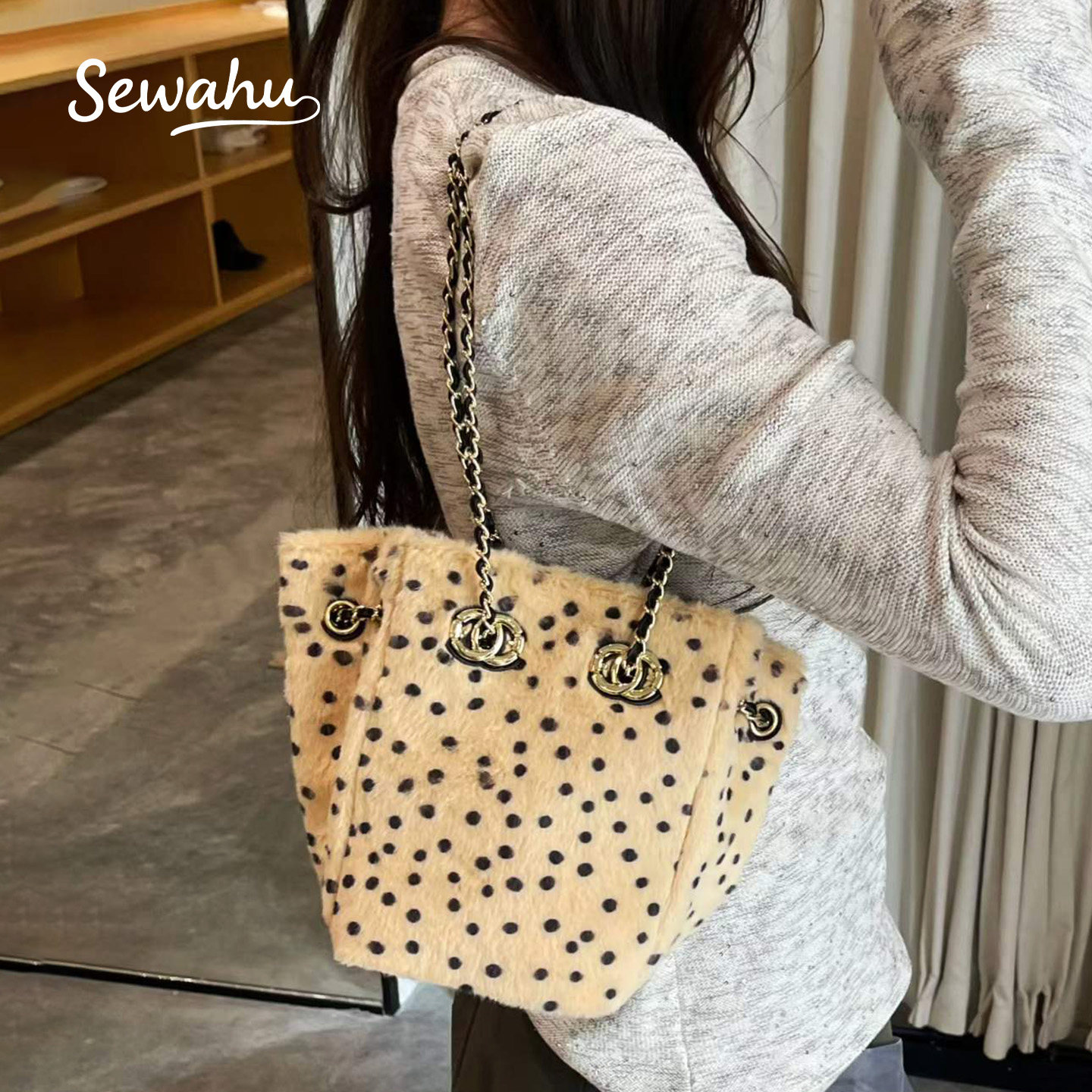 Sewahu小香风波点毛绒水桶包女