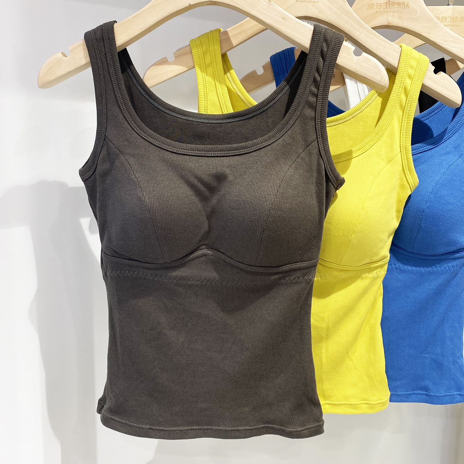 2026春季新款女士背心性感大领口带内杯聚拢舒适打底