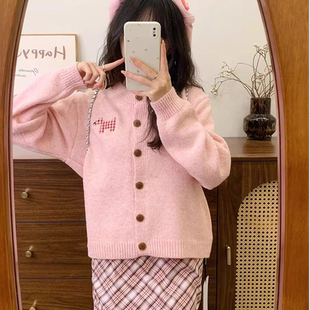 俏皮可爱奶甜温柔风穿搭狗狗贴布圆领长袖开衫毛衣宽松针织外套女