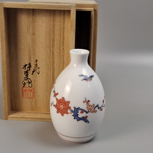 人间国宝十三代酒井田柿右卫门造染锦梅鸟纹德利花瓶。