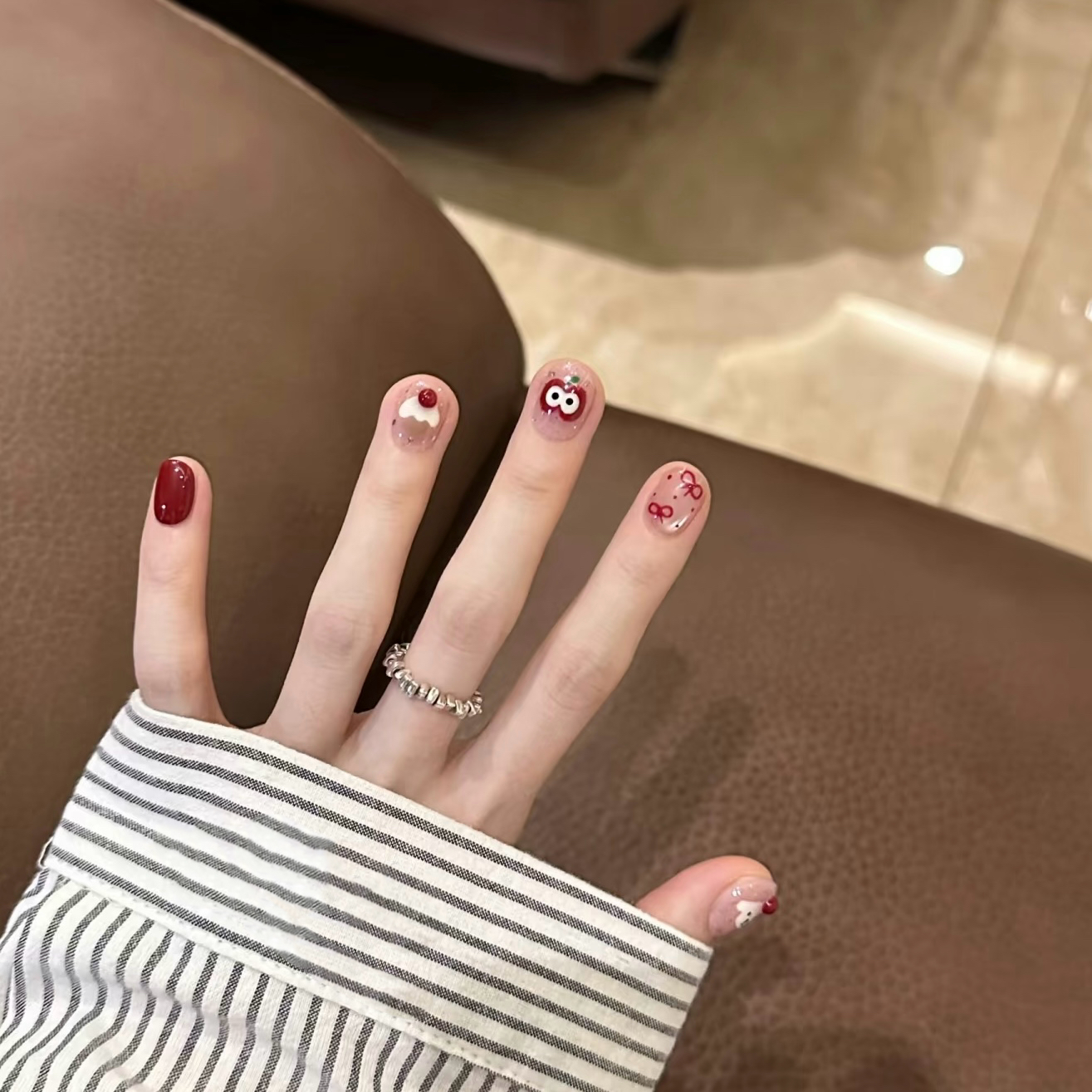 圣诞风卡通苹果小狗光疗穿戴甲