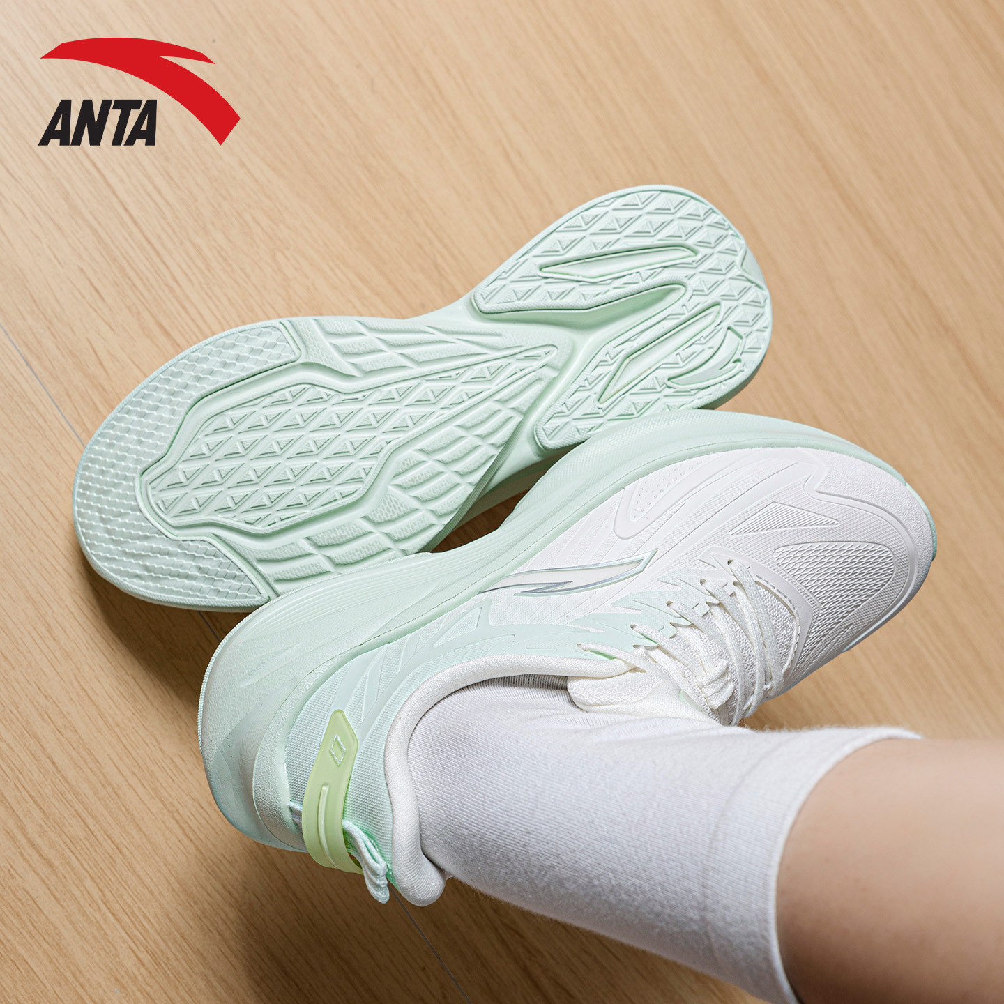 安踏女士跑步鞋运动鞋女毒刺6