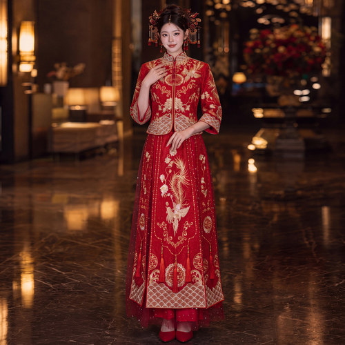红色中式旗袍女秀禾服回娘家祠堂