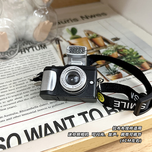 拉布布迷你小相机玩具labubu装 饰配件仿真单反微缩发光相机斜跨