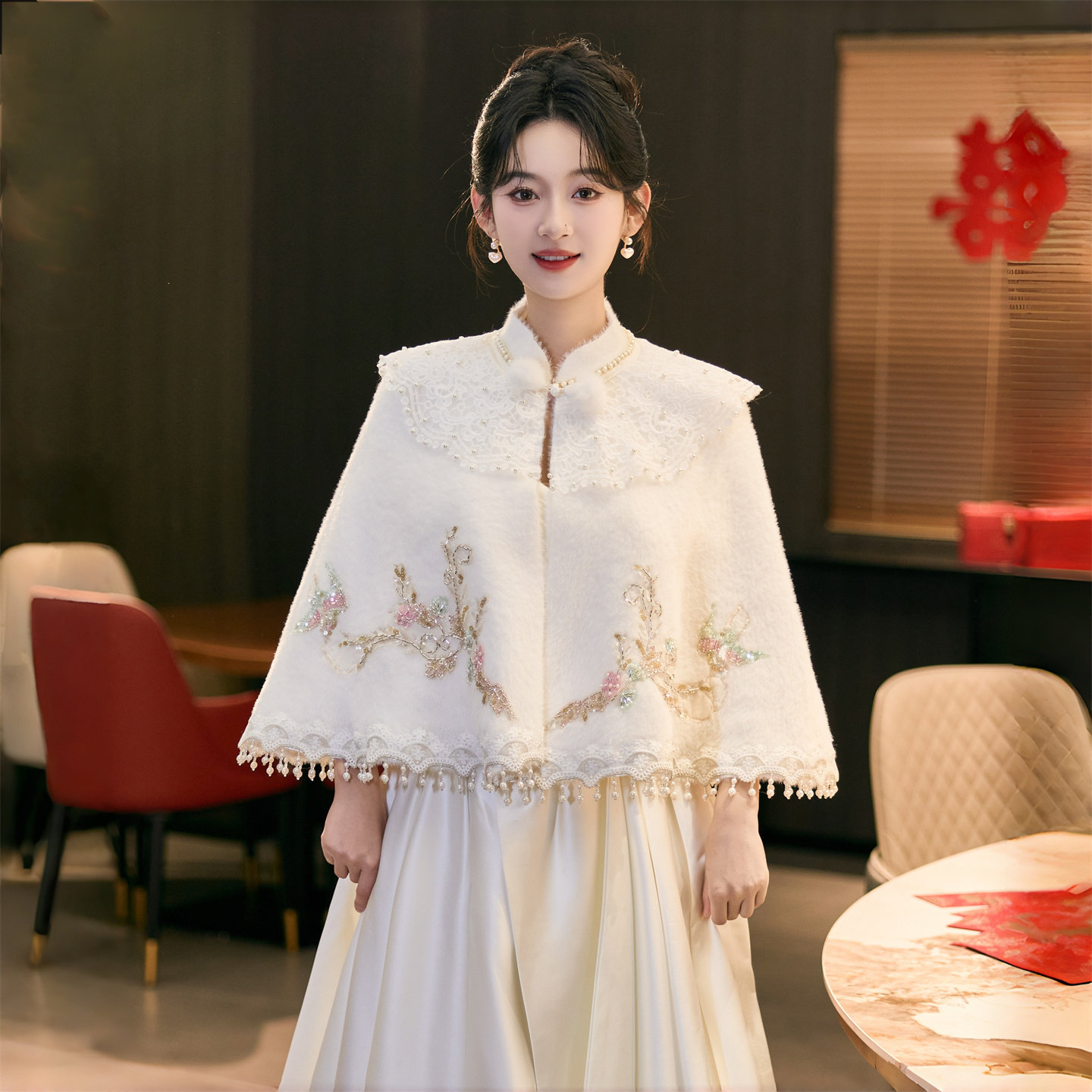 2025秋冬款中国风白色刺绣短外套女蕾丝流苏斗篷披肩婚礼外搭保暖