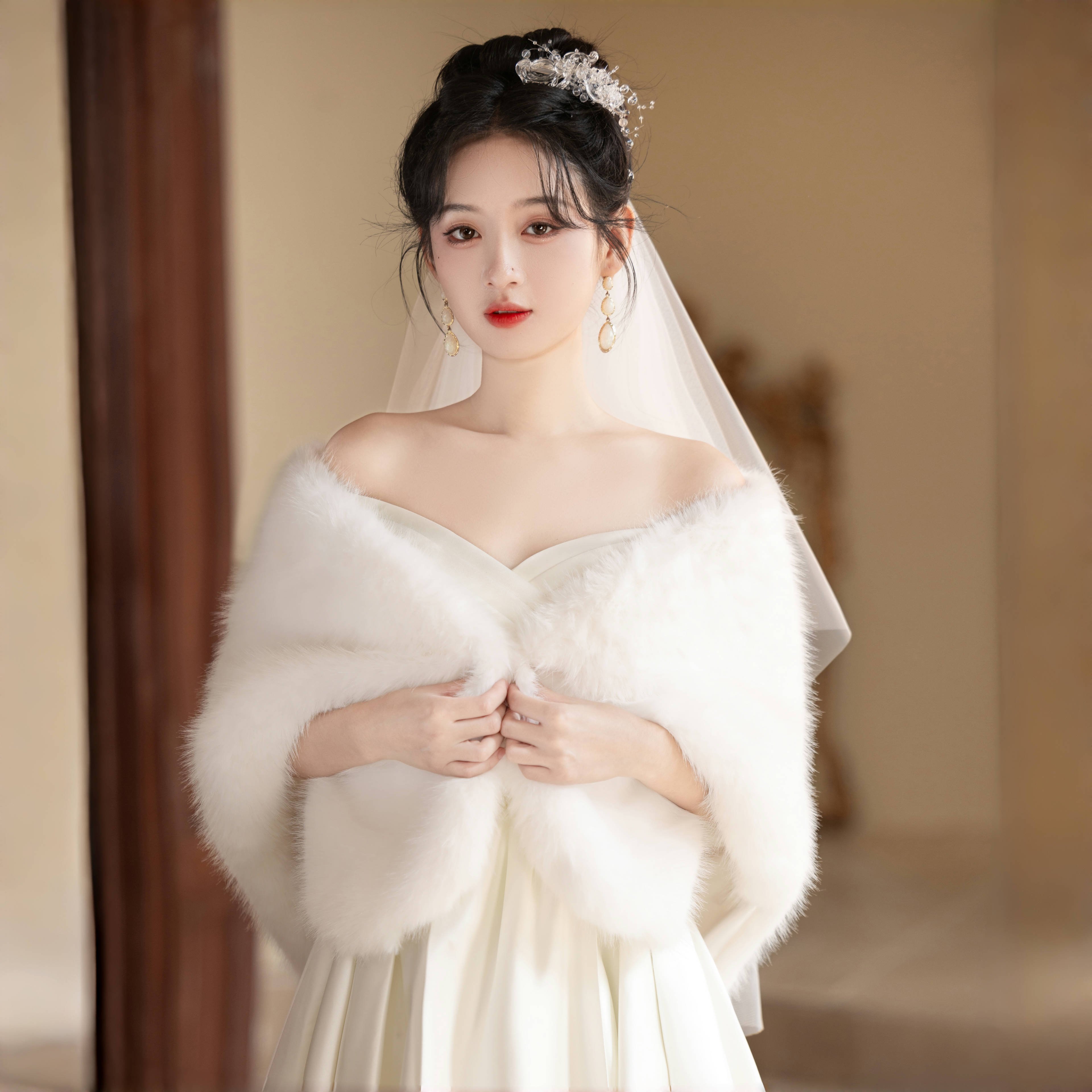 婚纱披肩女秋冬狐狸毛皮草斗篷外套加厚结婚礼服旗袍外搭高端宴会