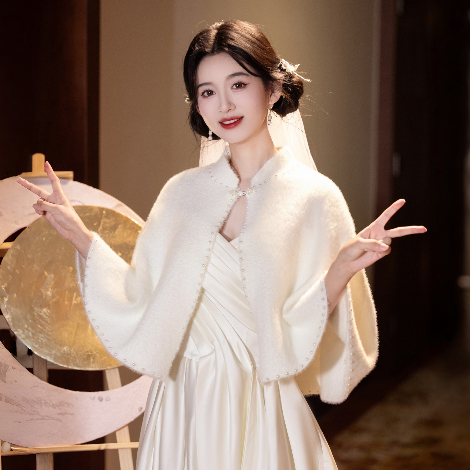 2025新款新娘婚纱礼服毛披肩短外套女珍珠装饰斗篷外搭春秋冬披肩