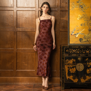 2026新款高级感小众性感印花吊带连衣裙棕红色露背气质礼服长裙