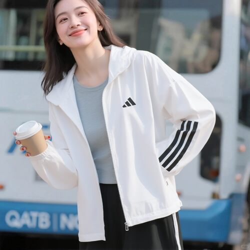 阿迪达斯拒水梭织连帽运动外套女