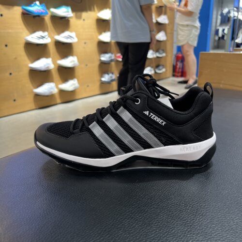 阿迪达斯正品排水透气登山徒步鞋