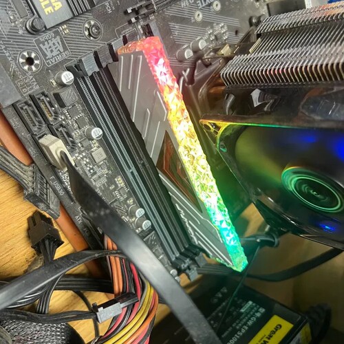 议价久和JUHOR 16G DDR4 3200 MHz白色马甲条