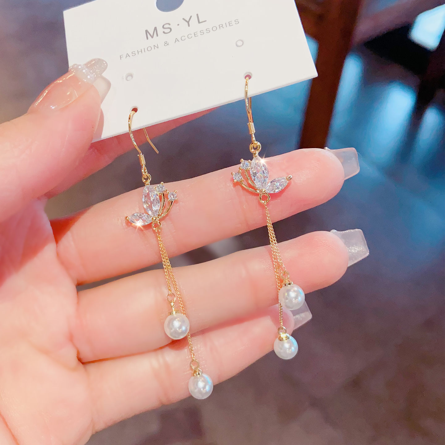 大牌设计感不对称蝴蝶翅膀耳环长款圆脸显瘦珍珠耳钉无耳洞耳夹女