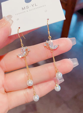 大牌设计感不对称蝴蝶翅膀耳环长款圆脸显瘦珍珠耳钉无耳洞耳夹女