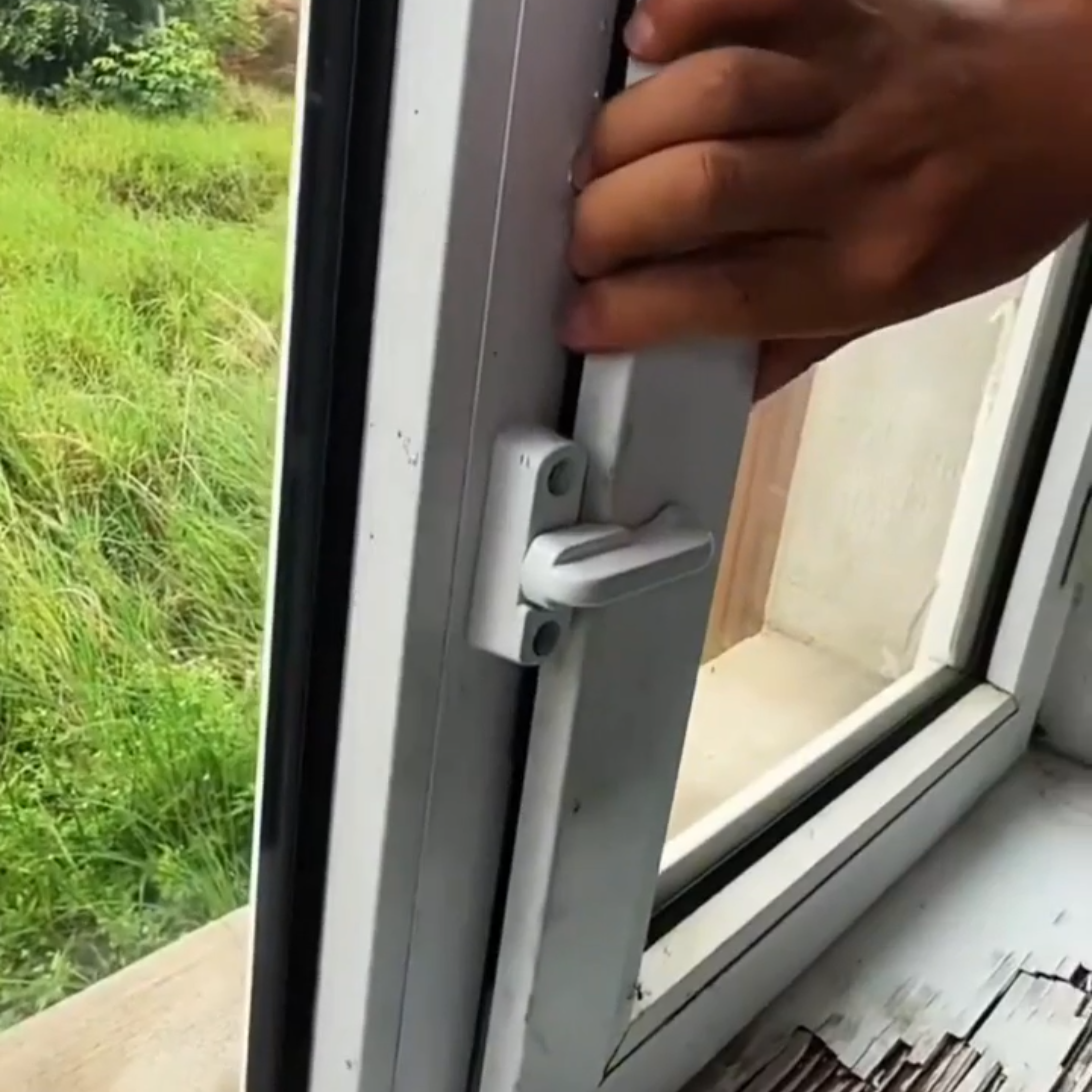 高强度塑钢窗锁扣T型平开门窗限位器防盗推拉执手窗子加固搭扣