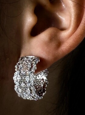 xhenxhen蕾丝系列宽细耳环原创金属带钻高级感镂空精致