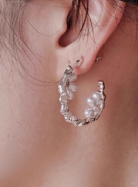 一枝橘 云上花金属肌理感银色C形珍珠耳钉女气质小众独特耳环