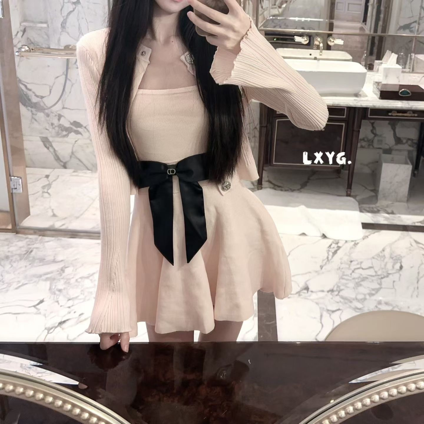 LXYG蝴蝶结粉色显瘦吊带连衣裙秋温柔套装短款针织开衫上衣两件套图片