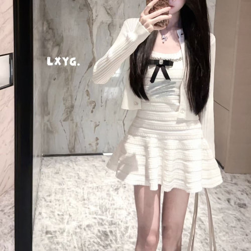 LXYG镶钻蝴蝶结U领吊带背心连衣裙短裙女显瘦长袖针织开衫套装秋