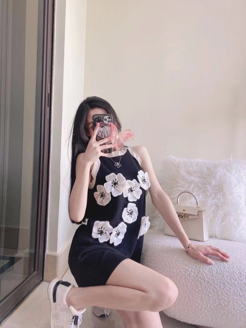 LXYG8827小香风立体花朵双C无袖连衣裙女显瘦名媛2026夏针织裙子