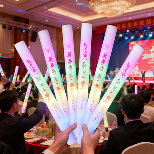 2026新年商场学校跨年晚会手持海绵荧光棒马年氛围发光道具