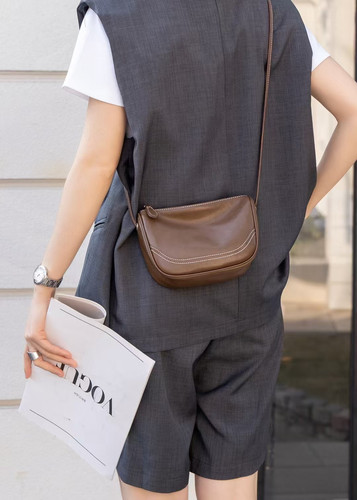 商场同款真皮单肩斜挎小包女2026新时尚头层植鞣牛皮手机包马鞍包