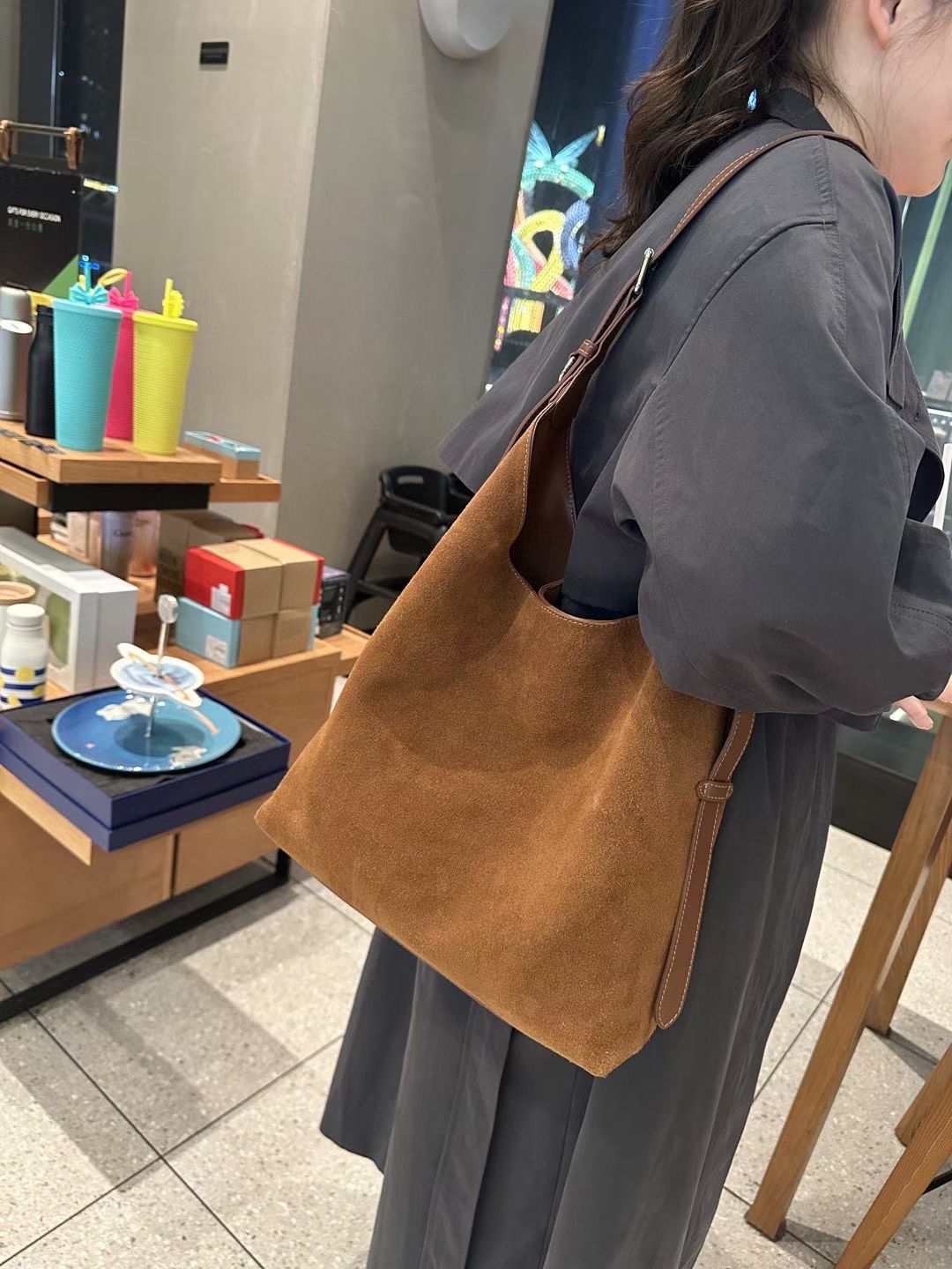 高级感磨砂牛皮单肩腋下托特包女2025新大容量慵懒通勤真皮水桶包