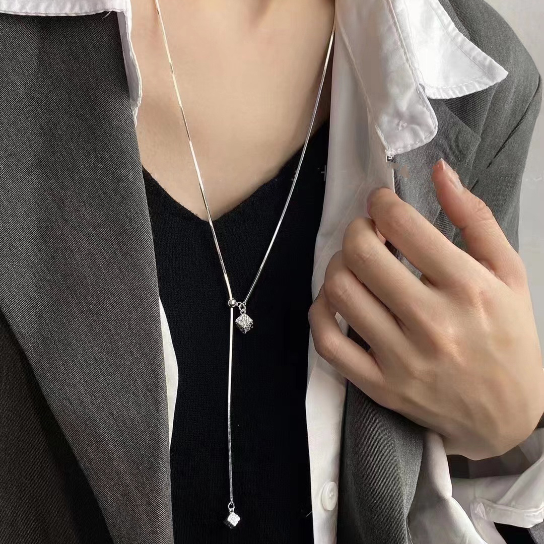 日常百搭方块吊坠抽拉项链女配饰2025新款简约小众高级感长毛衣链