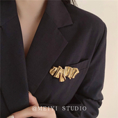 2026年新款 金属褶皱小众胸针高级冷淡风复古时髦高街外套西装 配饰