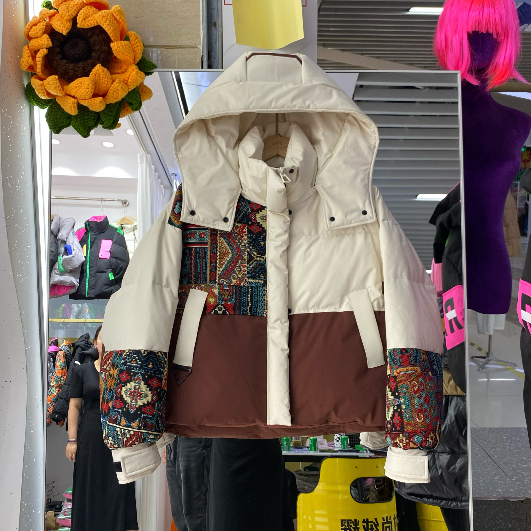 潮牌重工刺绣花羽绒服女连帽加厚