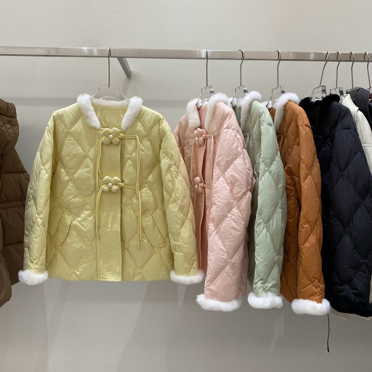 羽绒服女2026年冬季新款兔毛国风可爱文艺小个子轻薄白鸭绒外套潮