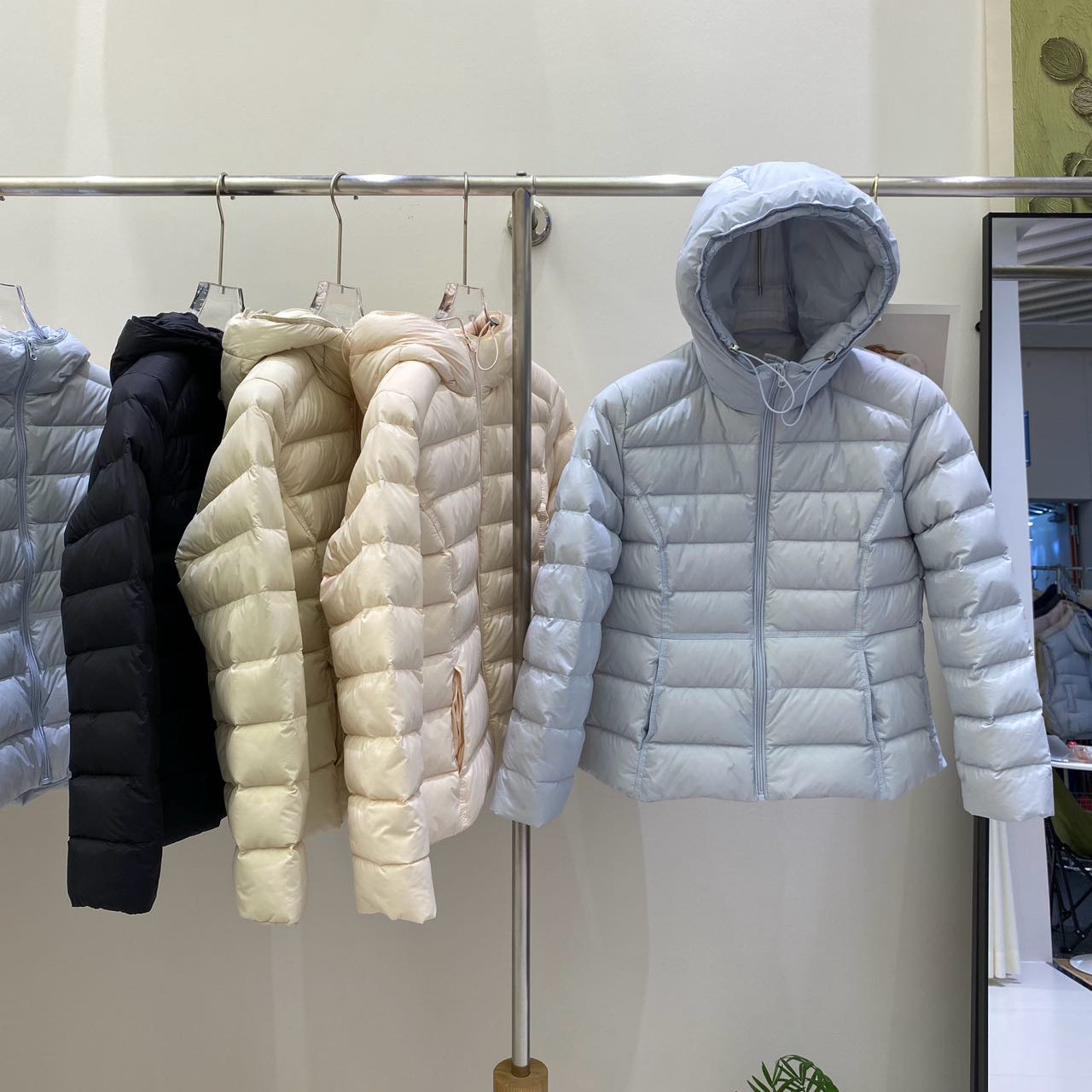 韩版小蛮腰修身显瘦轻薄连帽羽绒服白鸭绒轻奢外套2026冬上衣