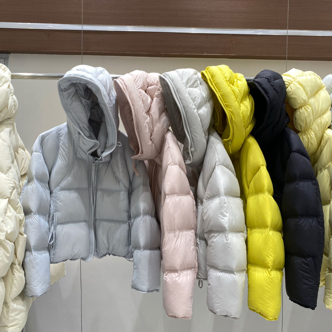 2026冬季新款白鸭绒保暖连帽羽绒服女装纯色洋气短款柔软泡芙外套