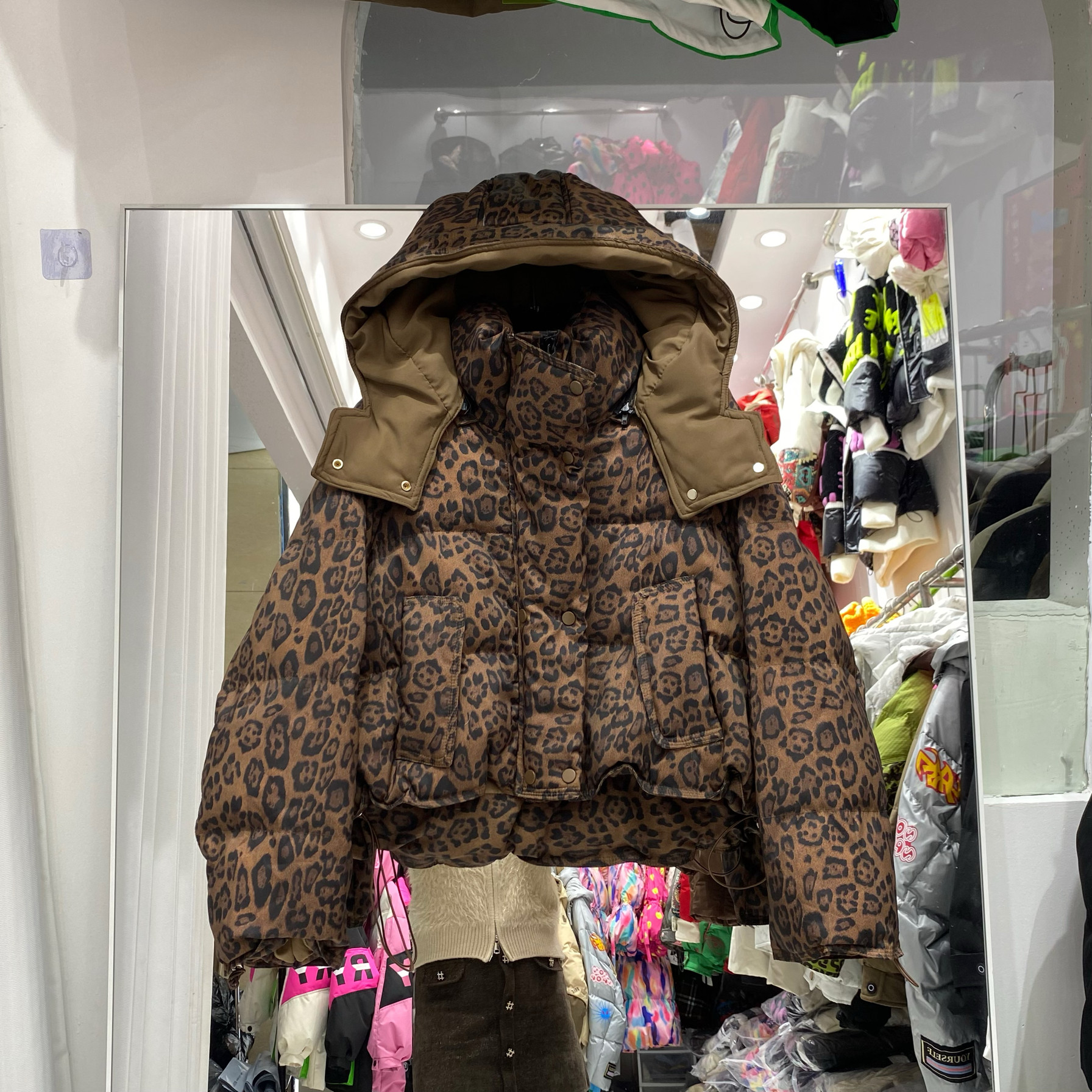 2025新款豹纹羽绒服女装短款高腰韩版时尚宽松加厚面包服外套潮牌