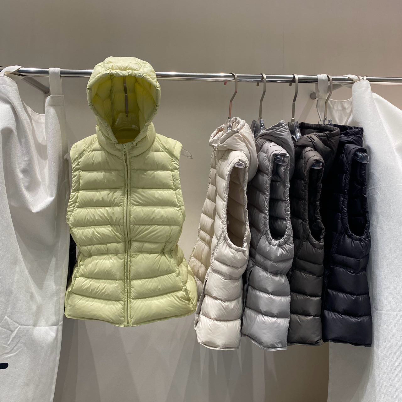 高品质马甲小蛮腰90白鸭绒连帽排骨羽绒服女短款收腰修身无袖坎肩