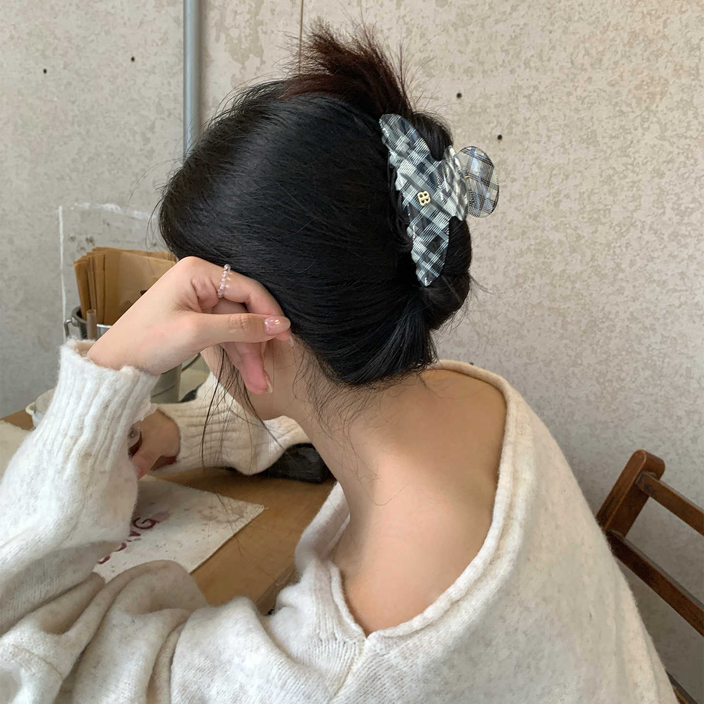 通勤搭配博主同款格纹醋酸抓夹