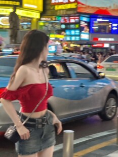 纯欲花边飞飞袖 馥郁酒红 zhazha 大方领露脐一字肩短上衣 Dear