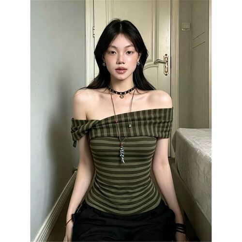 辣妹风绿色条纹一字肩短袖T恤女