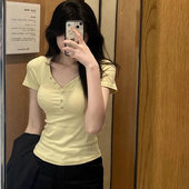t恤女夏季 2025新款 修身 奶黄色v领正肩短袖 设计感纽扣美式 辣妹上衣