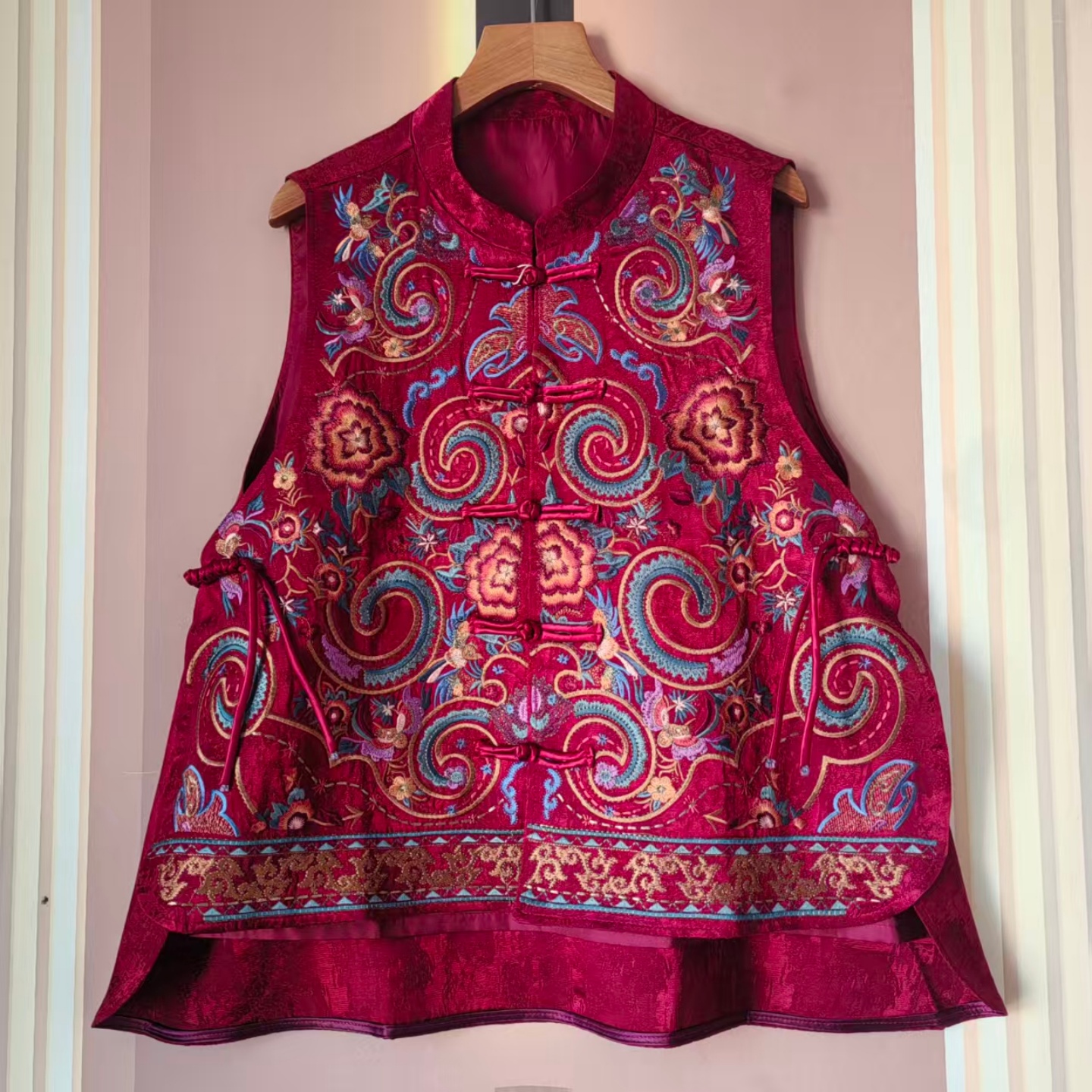 2026春秋新中式重工刺绣马甲女立领无袖坎肩宽松显瘦减龄上衣马夹