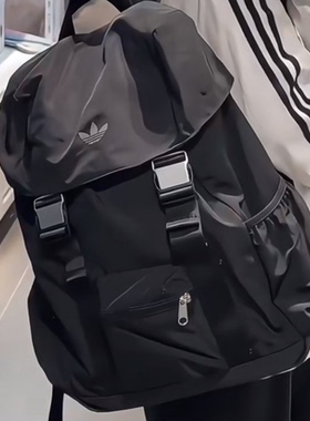 阿迪达斯三叶草男女户外旅游可调节背带翻盖运动双肩包书包KC2748