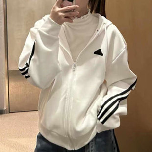 阿迪达斯春季女款针织三条纹休闲运动连帽宽松夹克外套IW5254