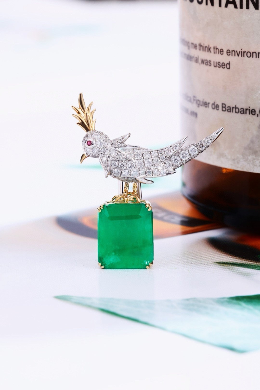 18k金祖母绿钻石石上小鸟设计师款胸针吊坠两用款