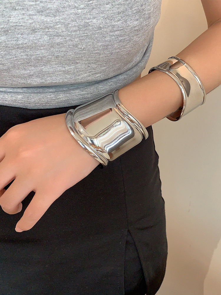 NICHE DESIGN WIDE-SIDED OPEN IRREGULAR ARMBAND WOMENS INS COLD WIND INTERNET CELEBRITY BRACELET TEMPERAMENT HIGH-END BRACELET