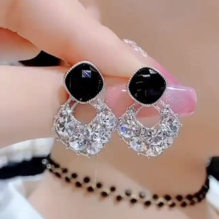 2026年新款微镶黑色菱形耳钉轻奢高级感流行耳坠独特设计百搭耳饰