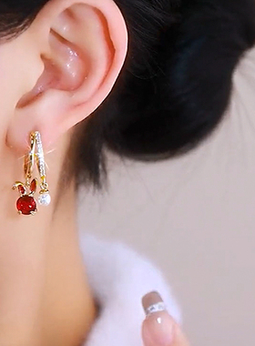 2025年新款本命年红色小兔子耳环高级感珍珠锆石耳坠过年戴的耳饰